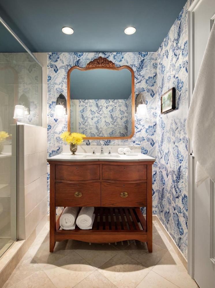 Graduate King Suite interior